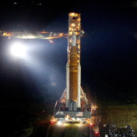 Foguete SLS (Space Launch System), o maior já feito pela Nasa, é posicionado para a missão Artemis 1 no Kennedy Space Center, no Cabo Canaveral, na Flórida (EUA) - Joe Skipper/Reuters