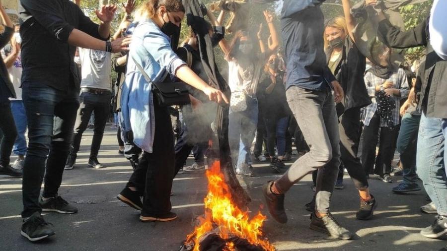 Mulheres agitam seus véus no ar e ateiam fogo durante protestos - GETTY IMAGES