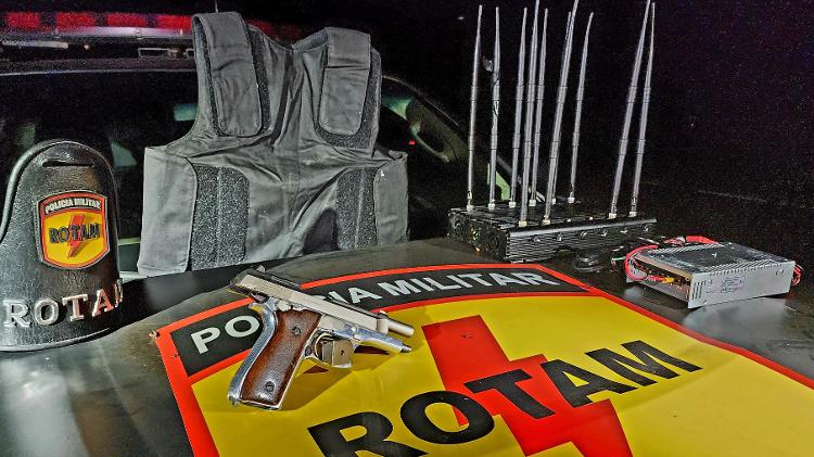 Pistola, colete à prova de balas e bloqueador de sinal de celular encontrados com Pintado, segundo a PM