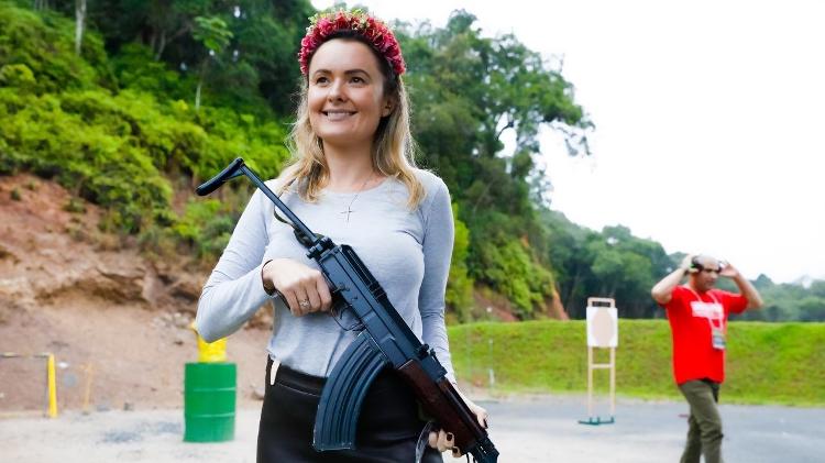 A deputada Júlia Zanatta (PL-SC) defende acesso irrestrito a armas