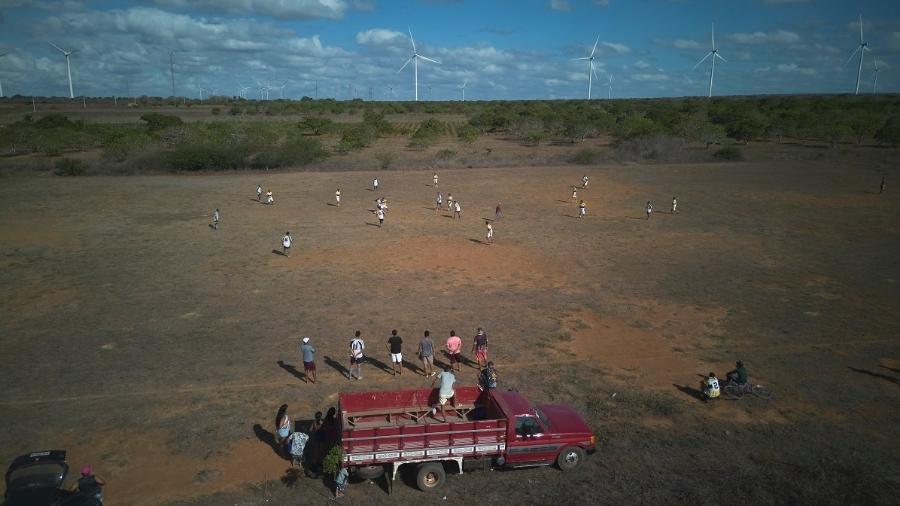 Partida de futebol no projeto de assentamento Chico Mendes, em Touros (RN); comunidades estão cercadas por parques eólicos