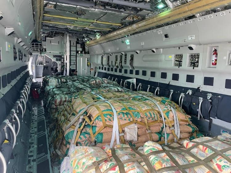 Imagem divulgada pela FAB (Força Aérea Brasileira) com 11 toneladas de alimentos enviados para doação em Gaza