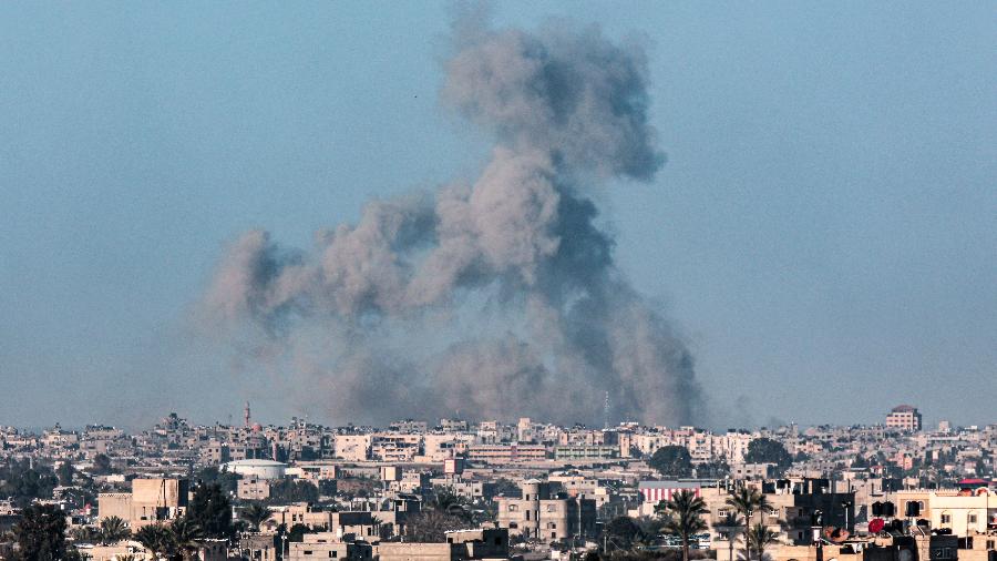 Imagem mostra fumaça subindo sobre Khan Yunis, no sul da Faixa de Gaza, após bombardeio - SAID KHATIB/AFP