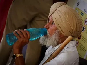 Mais de 30 agentes eleitorais morrem na Índia devido ao calor
