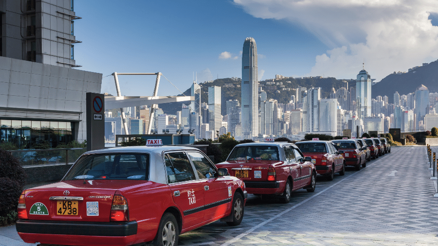 Fila de táxis em Hong Kong