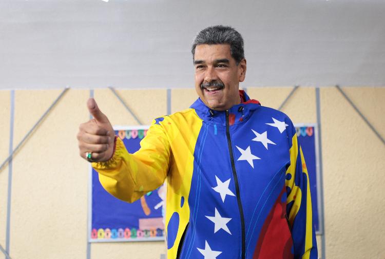 O presidente venezuelano Nicolás Maduro faz um gesto no dia da votação durante a eleição presidencial em Caracas, Venezuela, em 28 de julho de 2024