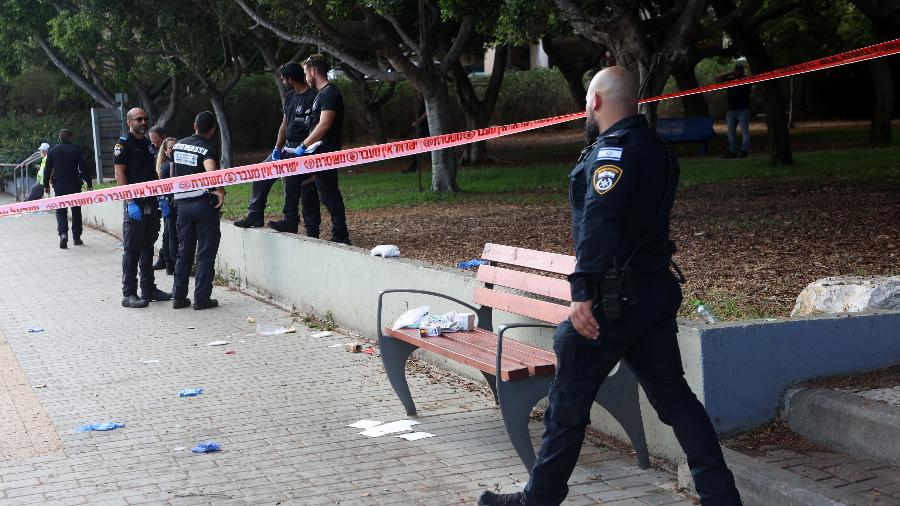 Equipes de emergência israelenses trabalham no local de um ataque com faca em Holon, Israel, 4 de agosto de 2024