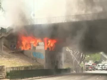 Incêndio interdita trecho da avenida 23 de maio no sentido aeroporto, em SP