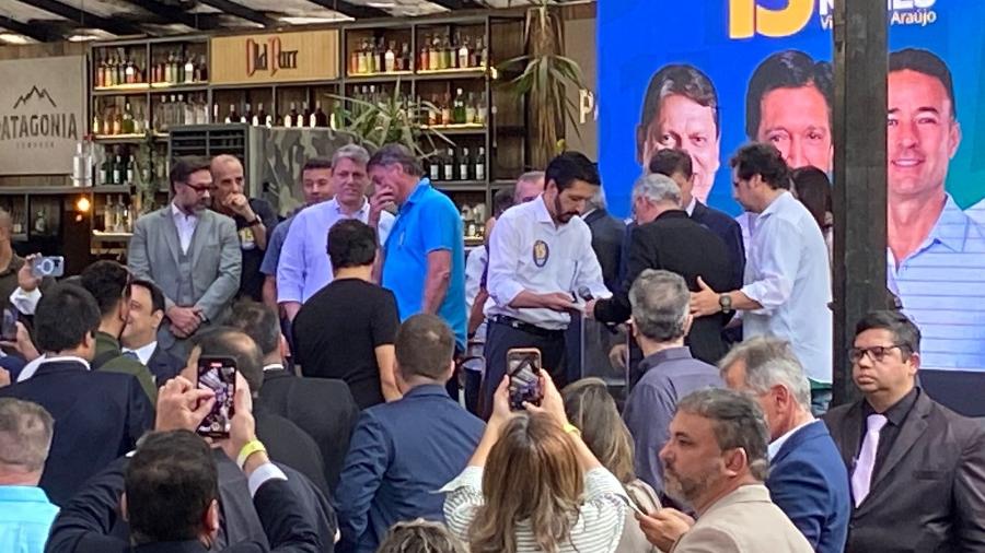 Ao lado de Nunes, Bolsonaro conversa com Tarcísio de Freitas em churrascaria no Morumbi