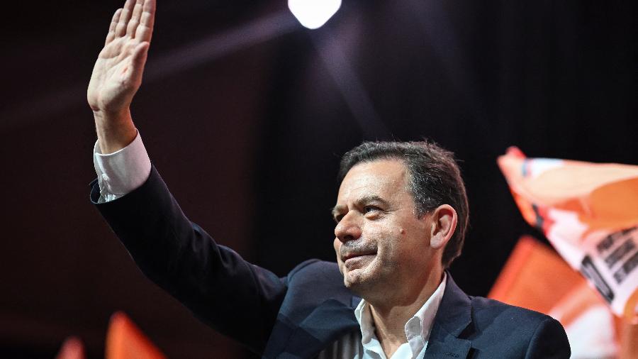 6.mai.2025 - O líder da Aliança Democrática (AD), Luis Montenegro, acena durante discurso em Lisboa 6.mai.2025 - O líder da Aliança Democrática (AD), Luis Montenegro, acena durante discurso em Lisboa