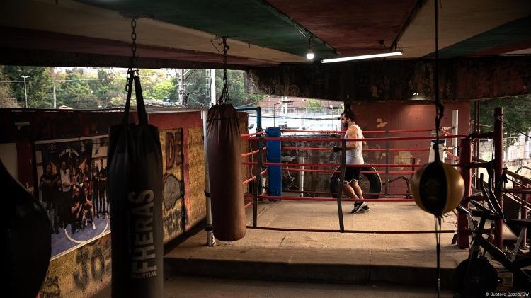 Ringue de boxe sob viaduto em Perus, na zona norte de São Paulo Ringue de boxe sob viaduto em Perus, na zona norte de São Paulo