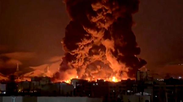 Imagem reproduzida de vídeo publicado em redes sociais mostra incêndio em um terminal de armazenamento de petróleo em Teerã
