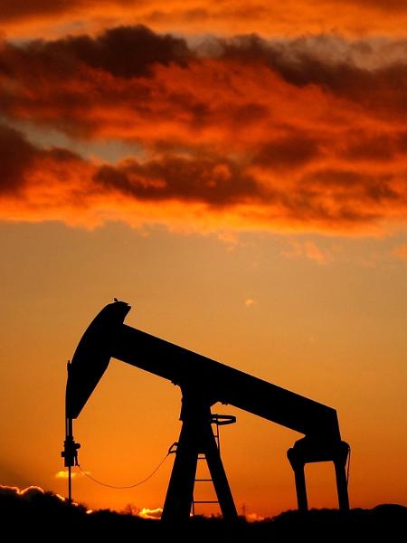 Desde o último dia 12 de março que esse contrato não fecha abaixo de US$ 100.