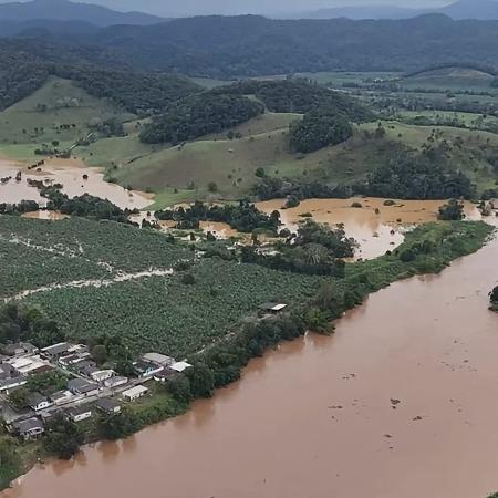 Rio Ribeira de Iguape, na altura de Eldorado (SP), teve nível elevado após fortes chuvas na região Rio Ribeira de Iguape, na altura de Eldorado (SP), teve nível elevado após fortes chuvas na região