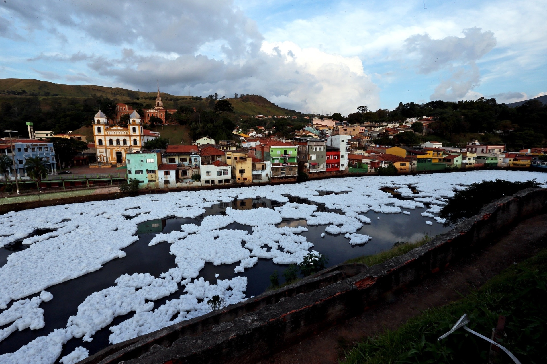 Fotos: Espuma da poluição do rio Tietê avança sobre cidades no interior ...