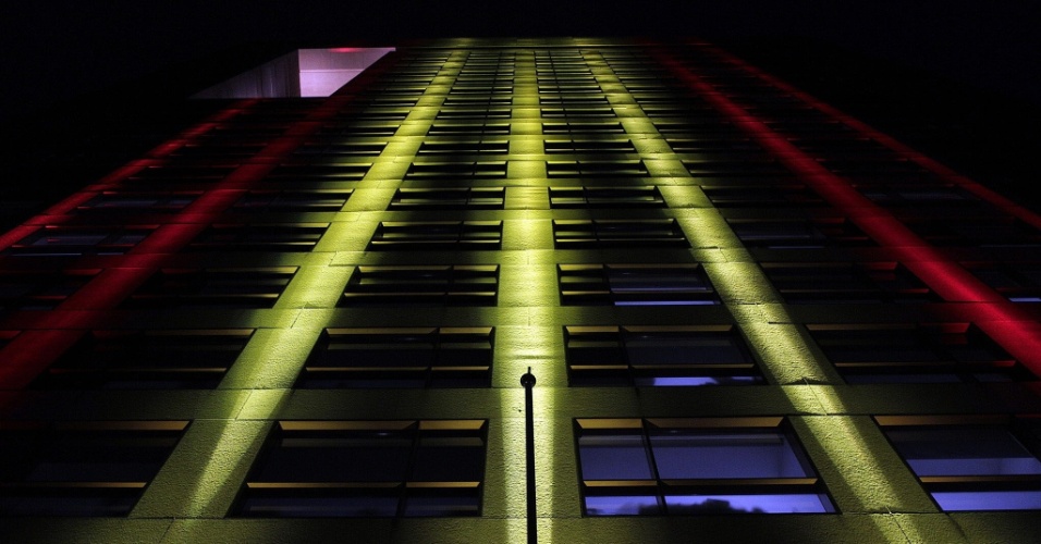 30.jun.2015 - Edifício da secretaria das Relações Exteriores do México é iluminado com as cores da bandeira da Espanha, para receber os reis Felipe VI e Letizia durante visita oficial ao país, na Cidade do México