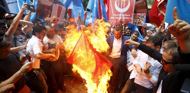 Manifestantes queimam a bandeira da China durante protesto contra o país asiático nas proximidades do consulado chinês em Istambul, na Turquia, no início de julho - Osman Orsal/Reuters