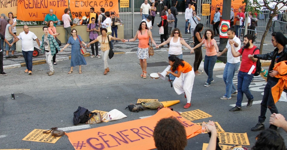 11.ago.2015 - Manifestantes contrários e a favor da inclusão das identidades de gênero ao PME (Plano Municipal da Educação), que será votado na tarde desta terça-feira, protestam em frente à Câmara Municipal de São Paulo (SP)