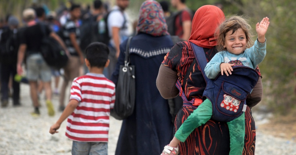 6.set.2015 - Refugiados cruzam a fronteira entre Macedônia e Grécia, perto a cidade de Gevgelija. A maioria dos refugiados vem da Síria e são obrigados a cruzar os Bálcãs antes de entrar na União Europeia