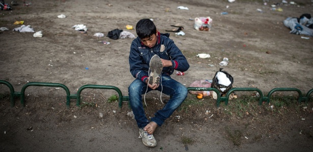 25.ago.2015 - Garoto em acampamento de refugiados em Belgrado, na Sérvia
