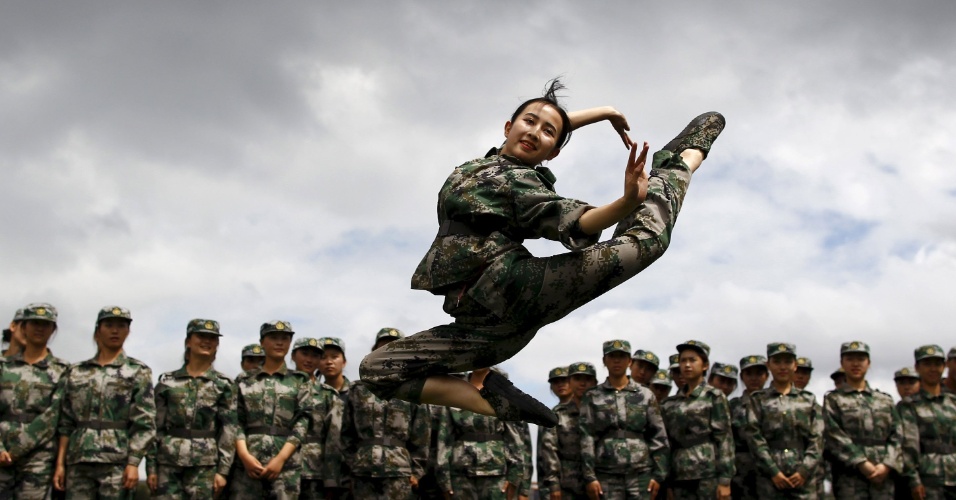 18.set.2015 - Uma estudante de dança durante apresentação para seus colegas durante formação militar em Kunming, província de Yunnan, na China