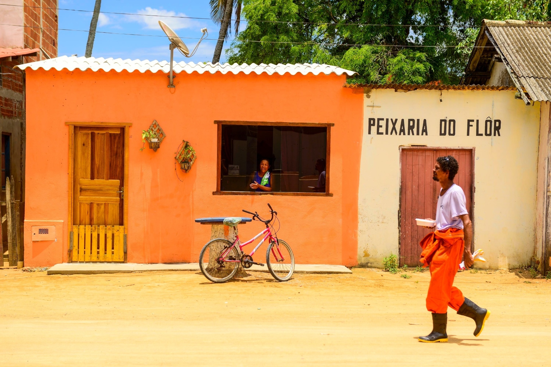 21.nov.2015 - Os cerca de 800 moradores da pequena Regência, distrito de Linhares (ES), localizada na foz do Rio Doce, acompanham com apreensão o caminho do mar de lama que cobriu Mariana (MG) há duas semanas e deve chegar ao local neste fim de semana. Já sem água na torneira, eles viram os turistas, principal fonte de renda da região, desaparecerem, conforme crescia o alcance do desastre. O local chega a receber até 5 mil pessoas na alta temporada - Gabriel Lordello/Mosaico Imagem/UOL