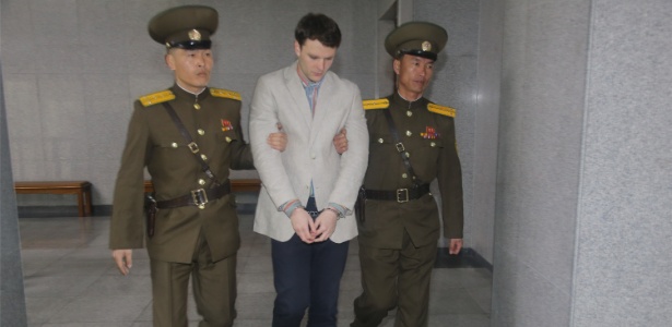 16.mar.2016 - O estudante americano Otto Frederick Warmbier chega a tribunal para julgamento em Pyongyang (Coreia do Norte) - Xinhua/Lu Rui