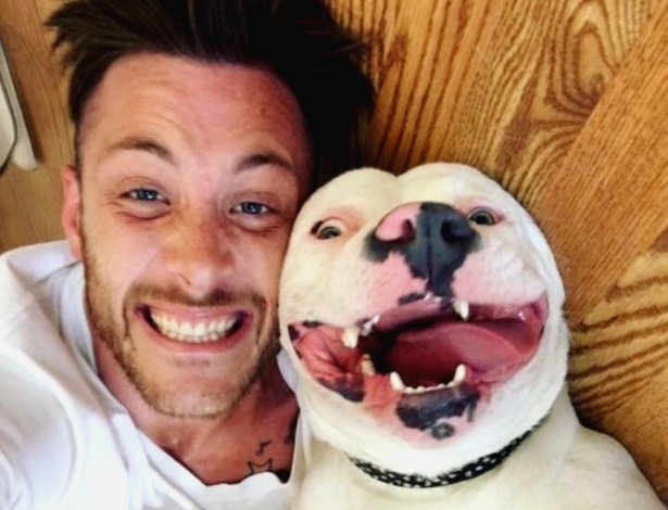Foto do cão Diggy com seu dono se espalhou pela internet - Reprodução/ Facebook/ Detroit Dog Rescue