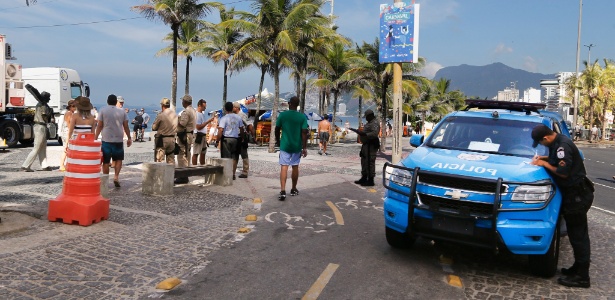 Policiamento na praia do Arpoador, no Rio, em dia de protestos de familiares de PMs  - Antonio Scorza / Agência O Globo