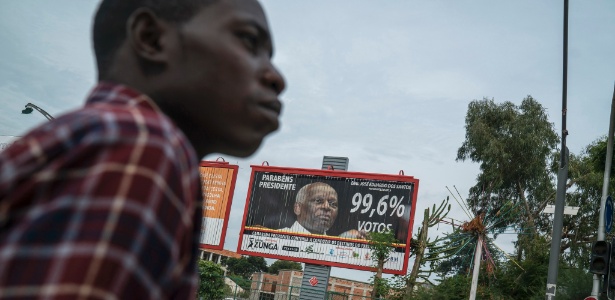 Outdoor mostra o presidente José Eduardo dos Santos, em Luanda, Angola - João Silva/The New York Times