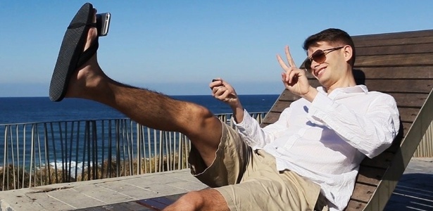 Selfie Feet é um acessório para smartphone que permite prendê-lo no pé - Divulgação