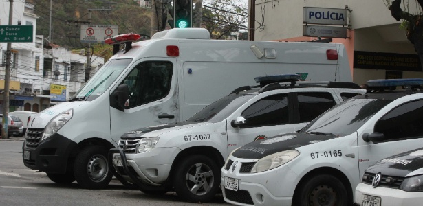 Ambulância foi levada para levada para perícia na 21ª DP (Bonsucesso) - Estefan Radovicz/Agência O Dia/Estadão Conteúdo