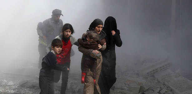 8.fev.2018 - Civis fogem de ataque aéreo na cidade de Jisreen, na Síria - Abdulmonam Eassa/AFP