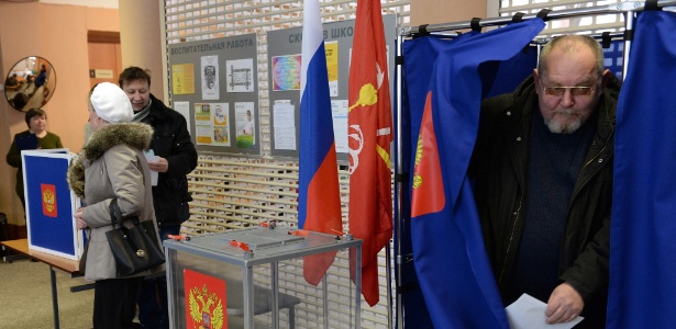Eleitores votam para presidente em colégio eleitoral de São Petersburgo  - Andrey Pronin/Foto Arena