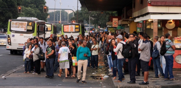 Passageiros enfrentam longas filas em pontos de ônibus na Central do Brasil, no centro - José Lucena/Futura Press/Estadão Conteúdo