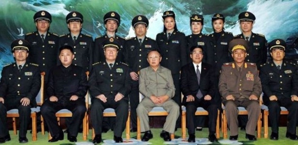 Kim Jong-il (centro) e Kim Jong-un com militares norte-coreanos em foto de 2010; filho era "muito com o pai" - KCNA - KCNA