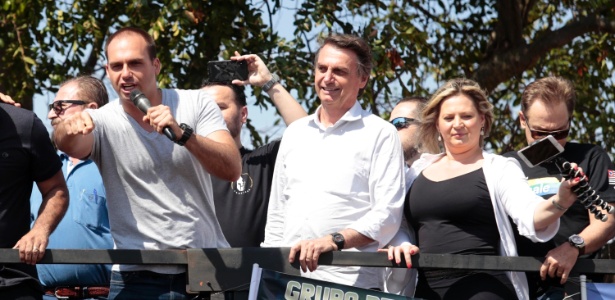 Ao lado do filho Eduardo (com microfone), Bolsonaro faz campanha em São José do Rio Preto (SP)