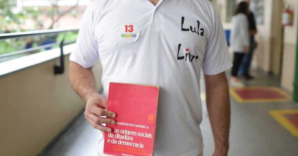 28.out.2018 - Eleitores de Fernando Haddad (PT) levam livros para a votação na PUC, em São Paulo