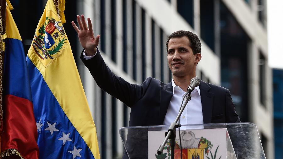 23.jan.2019 - O chefe da Assembléia Nacional da Venezuela, Juan Guaido, acena para a multidão durante uma manifestação de massas contra o líder Nicolas Maduro, em que ele se declarou o "presidente interino" do país em 23 de janeiro de 2019, em Caracas - Federico PARRA / AFP