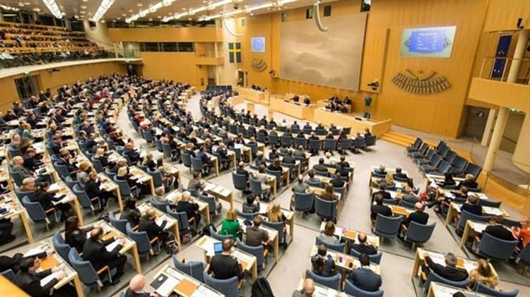 - deputados em sessao no parlamento sueco 1550347801437 v2 750x421 - Na Suécia, deputados não têm assessores, dormem em quitinete e pagam pelo cafezinho INGEMAR EDFALK/SVERIGES RIKSDAG - deputados em sessao no parlamento sueco 1550347801437 v2 750x421 - Na Suécia, deputados não têm assessores, dormem em quitinete e pagam pelo cafezinho