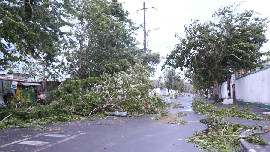 25.abr.2019 - As árvores caídas em uma estrada em Moroni depois que a tempestade tropical Kenneth chegou em Comoros antes de seguir para Moçambique recentemente devastado pelo ciclone Idai - Ibrahim Youssouf/AFP
