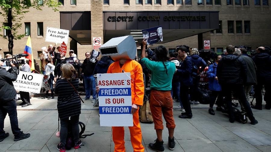 1º.mai.2019 - Manifestantes a favor e contra Assange estiveram na frente de tribunal em Londres nesta quarta-feira (1º) - Henry Nicholls/Reuters