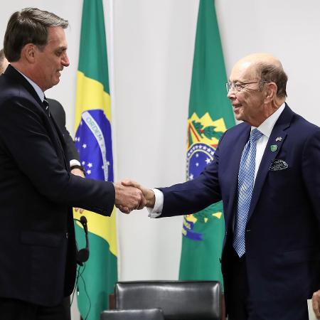 31/.jul.2019 - O presidente Jair Bolsonaro cumprimenta o secretário de comércio dos Estados Unidos, Wilbur Ross (à dir.), no Palácio do Planalto - Marcos Corrêa/Presidência da República/AFP