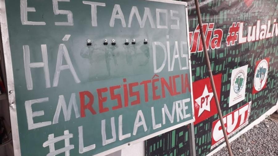 Desmonte da área ocupada pela Vigília Lula Livre, em Curitiba (PR) - Vinícius Konchinski/UOL