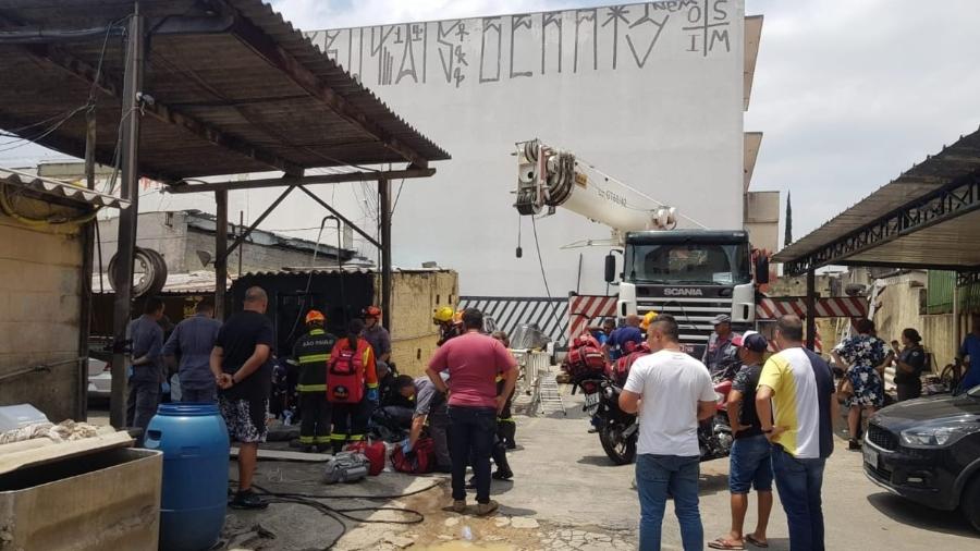 Peça de guindaste caiu sobre pessoas em Osasco, na Grande SP - Divulgação/Bombeiros SP