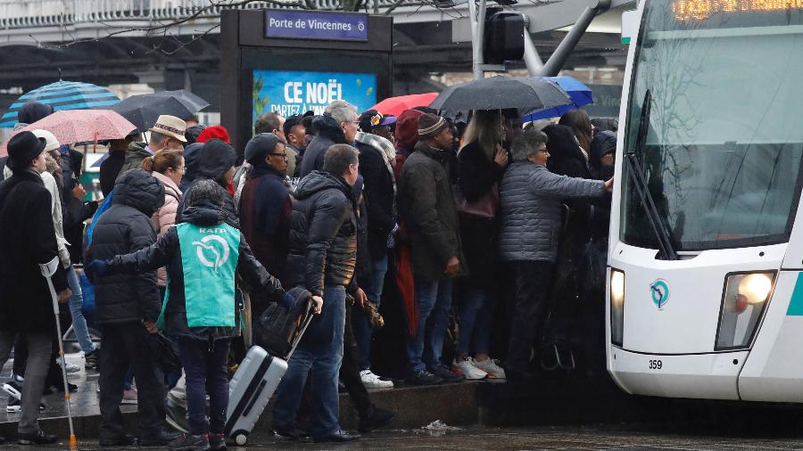 16.dez.2019 - Passageiros esperam em filas por bondes em Paris. A greve no sistema de transporte entra hoje em seu 12º dia - Charles Platiau/Reuters