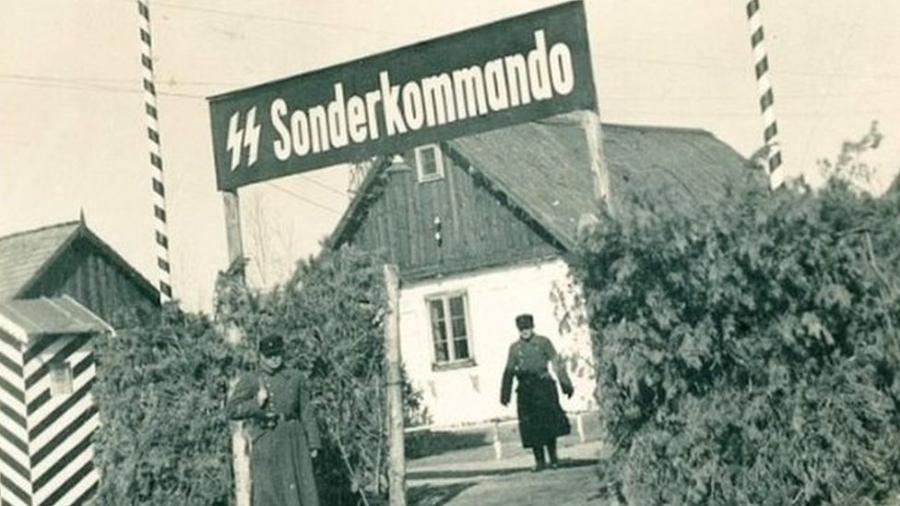 Um portal de Sobibor diz "SS Sonderkommando" - o nome para unidades especiais de campos de extermínio - USHMM