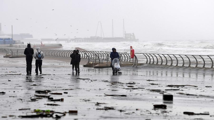 Tempestade Ciara atingiu a cidade de Blackpool, cidade litorânea localizada no noroeste da Inglaterra - Paul ELLIS / AFP