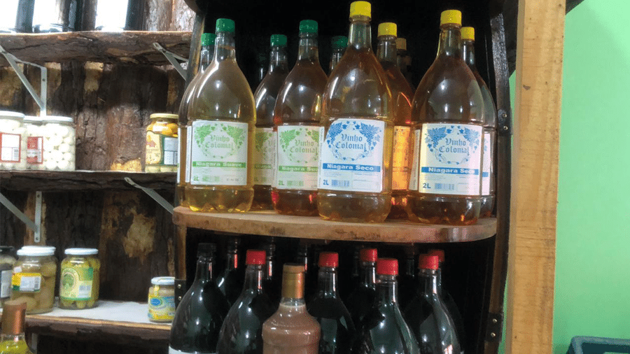 14.fev.2020 - Garrafas de vinho fabricado com etanol encontrado em mercados de Curitiba - Polícia Civil do Paraná