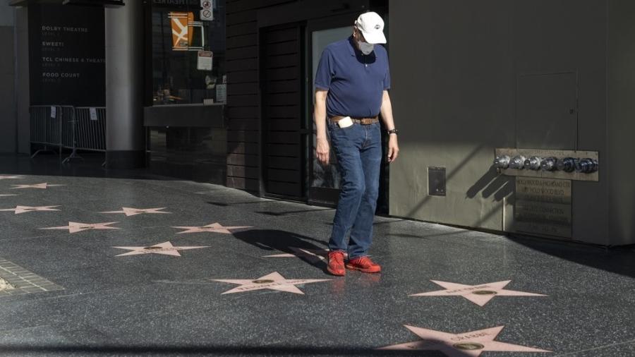 15.04.2020 - Homem usa máscara de proteção para o coronavírus em calçada da fama de Hollywood, na Califórnia (EUA) - Valeria Macon/AFP
